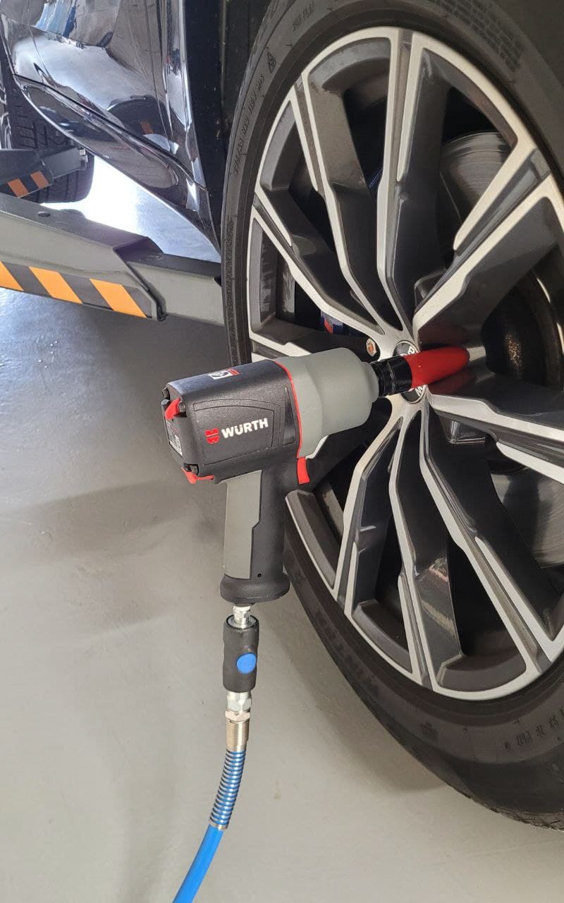 Montage de roue Porsche à la clé à choc — Lux Motors Toulouse