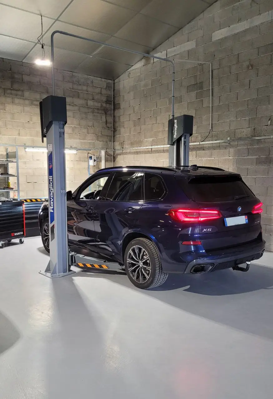 BMW en atelier chez Lux Motors à Toulouse